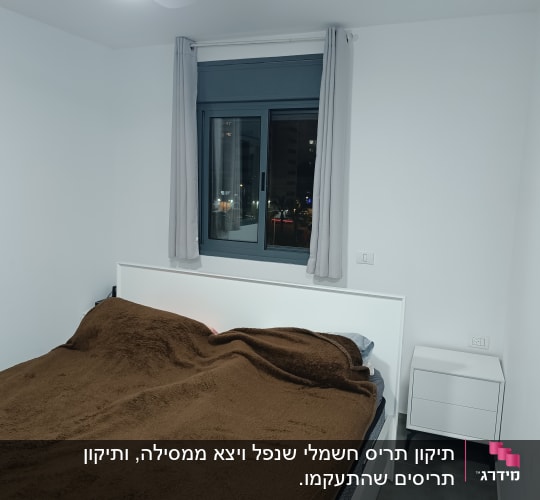 חלון עם תריסים בחדר שינה מודרני